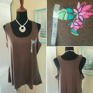 Perfect Summer Tank! 🌸🌴